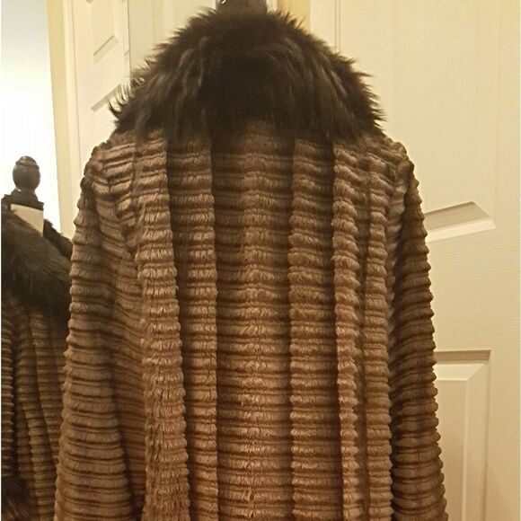 LUXURIOUS SHEARED BEAVER W/ RACOON COLLAR COAT - Picture 3 of 6